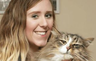 Kayıp Kedi, 14 Ay Boyunca Bir Evcil Hayvan Gıda Fabrikasında Yaşadıktan Sonra Orijinal Boyutunun İki Katı Bulundu
