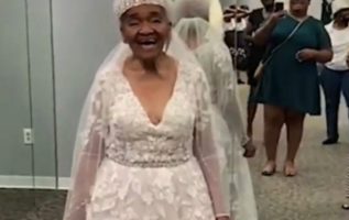 Yedi Yıl Sonra, 94 Yaşındaki Gelin Dükkanına Girmeyi Reddettikten Sonra Rüya Gelinlik Giyiyor
