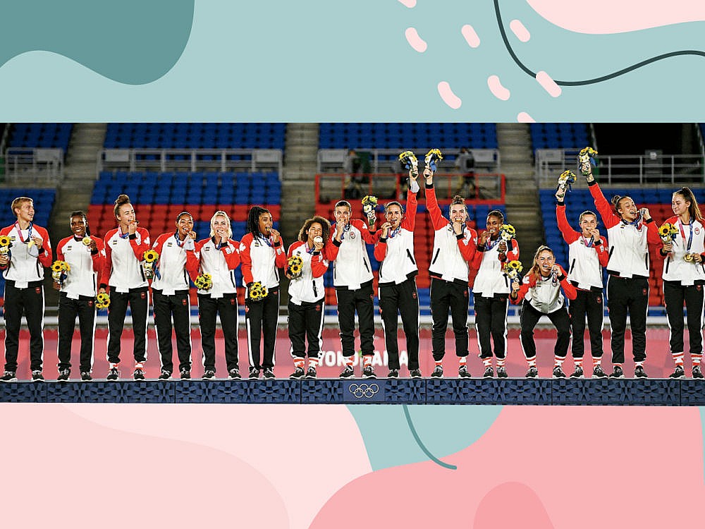 Kanada'nın kadın futbol takımı altın madalyaları ve çiçekleriyle bir podyumda duruyor.