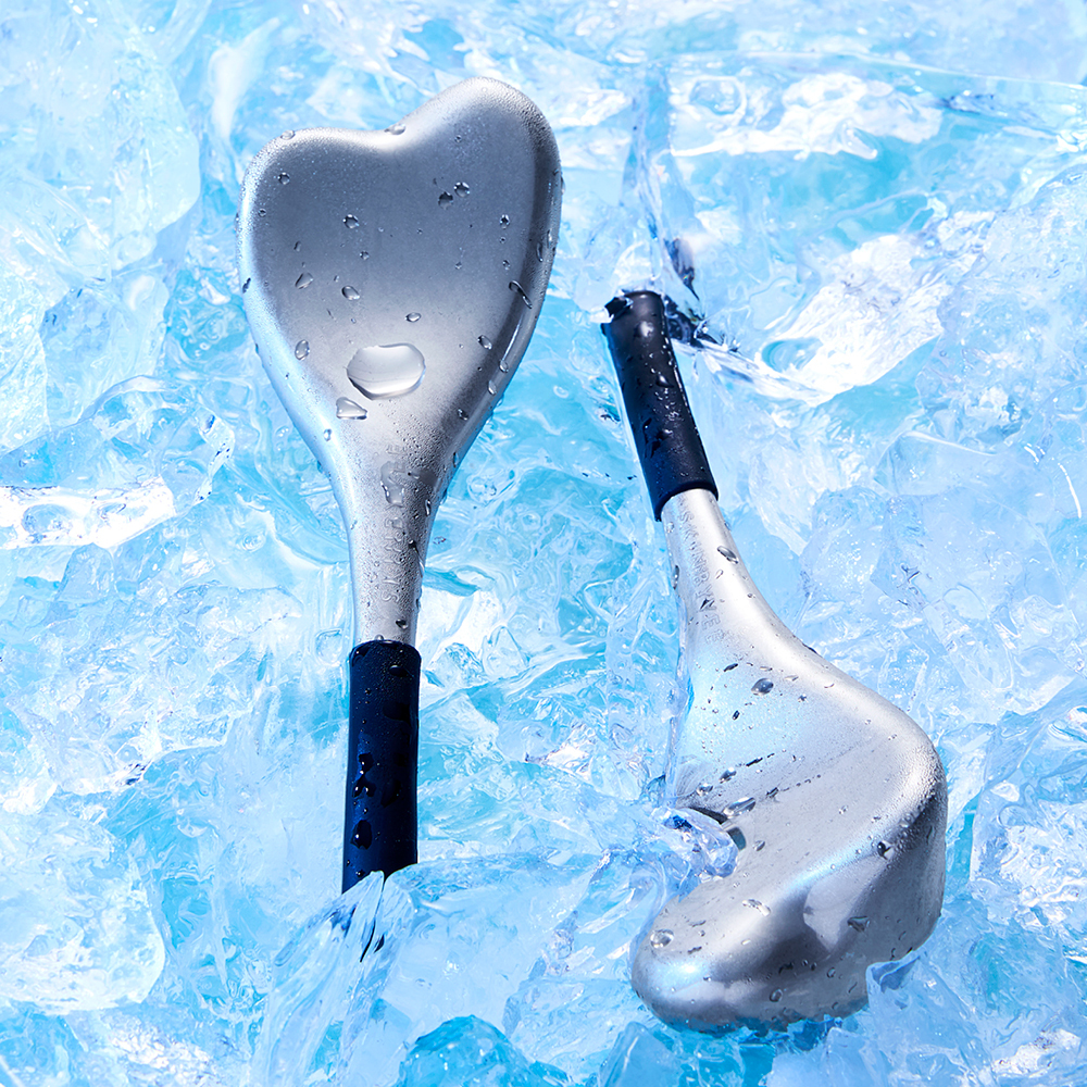 Kriyoterapinin güzellik trendini göstermek için buzda iki metal kriyo çubuğu.
