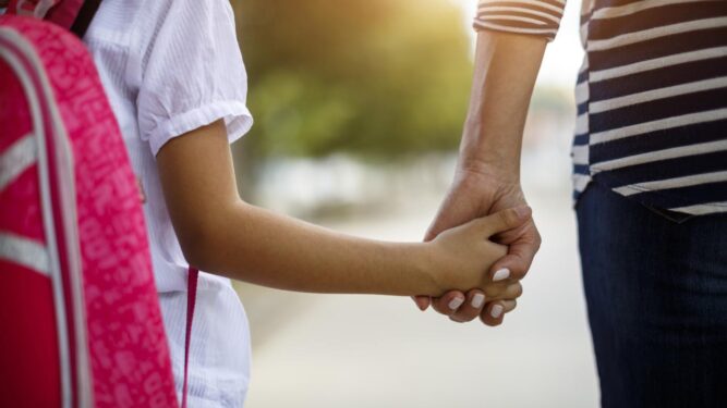 Bir anne ve kızı, bir anksiyete bozukluğu yoluyla ebeveynlik üzerine bir parçayı göstermek için el ele tutuşuyor