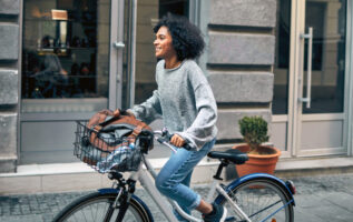 bisikletin nasıl satın alınacağına dair bir parça için bisikletli kadının fotoğrafı