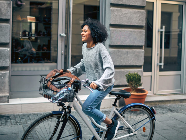 bisikletin nasıl satın alınacağına dair bir parça için bisikletli kadının fotoğrafı