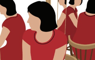 Kırmızı gömlekli, ayna panellerine karşı oturan ve yansımasına bakan bir kadının resmi.