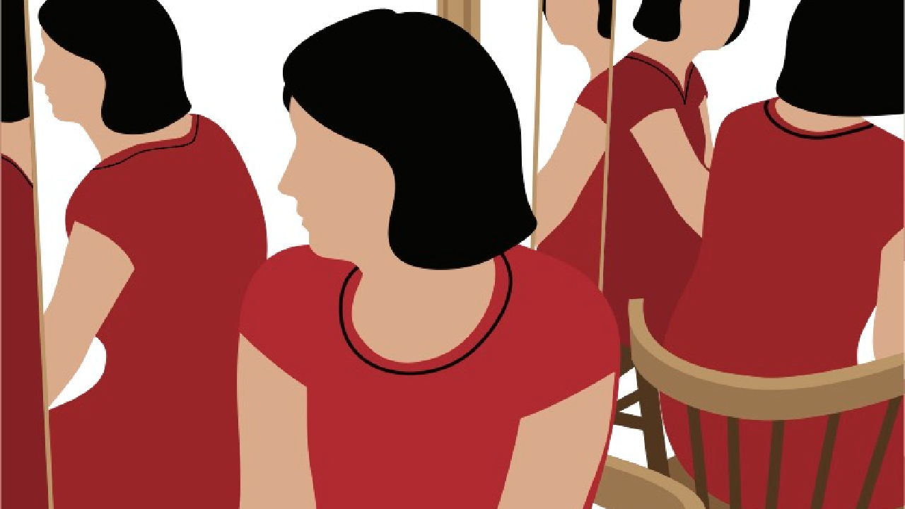 Kırmızı gömlekli, ayna panellerine karşı oturan ve yansımasına bakan bir kadının resmi.