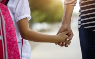 Bir anne ve kızı, bir anksiyete bozukluğu yoluyla ebeveynlik üzerine bir parçayı göstermek için el ele tutuşuyor